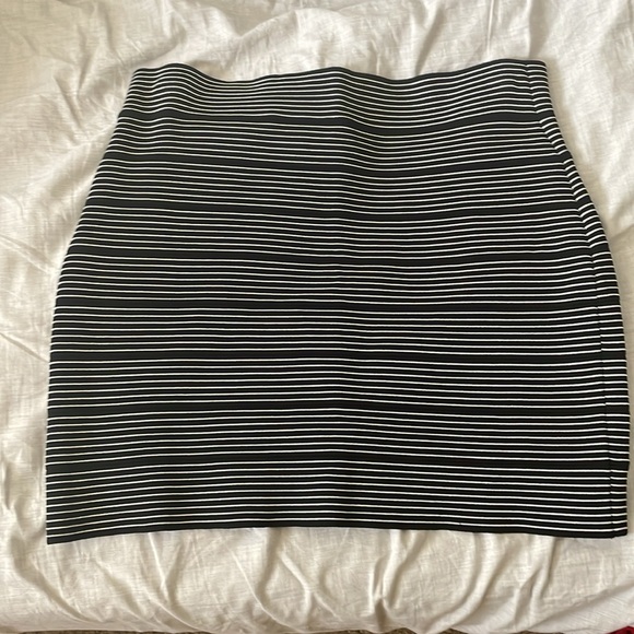 BCBG MaxAzria bandage mini skirt/ great condition/ black & white striped/ large - Picture 2 of 6